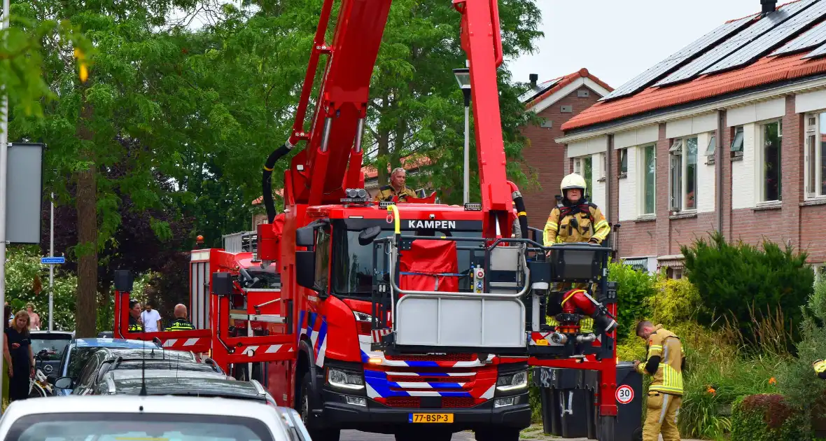 Afvalbrand bij woning trekt veel bekijks - Foto 9