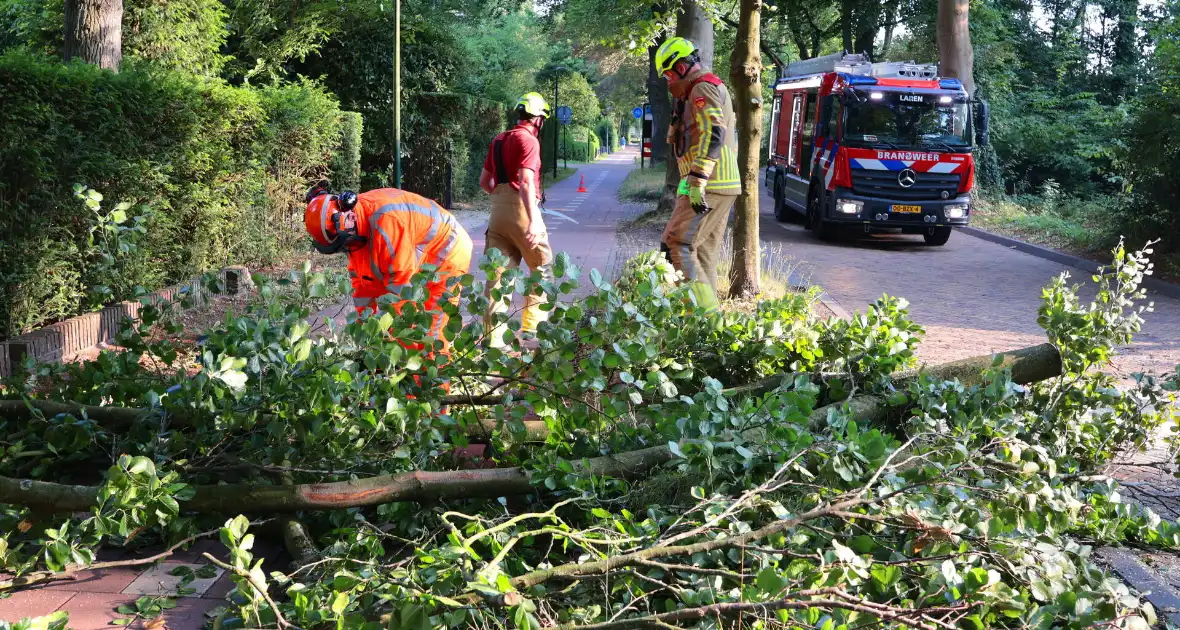 Tak breekt af en blokkeert weg