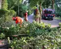 Tak breekt af en blokkeert weg