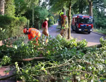 Tak breekt af en blokkeert weg