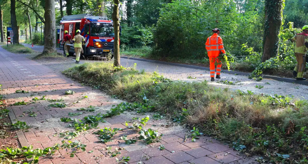 Tak breekt af en blokkeert weg - Foto 1