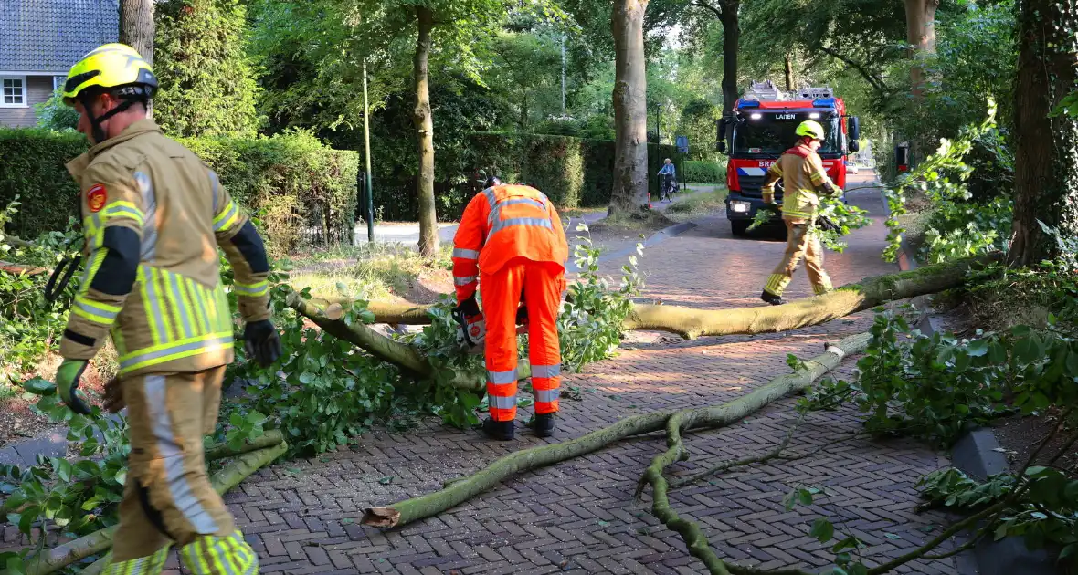 Tak breekt af en blokkeert weg - Foto 10