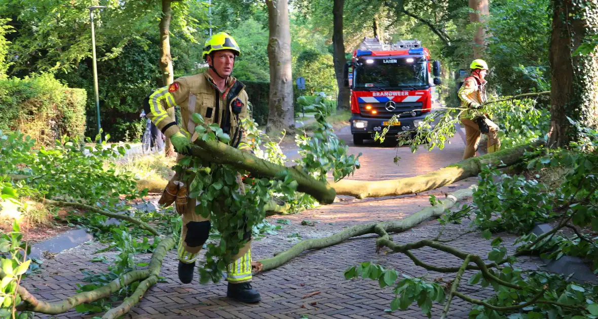 Tak breekt af en blokkeert weg - Foto 11