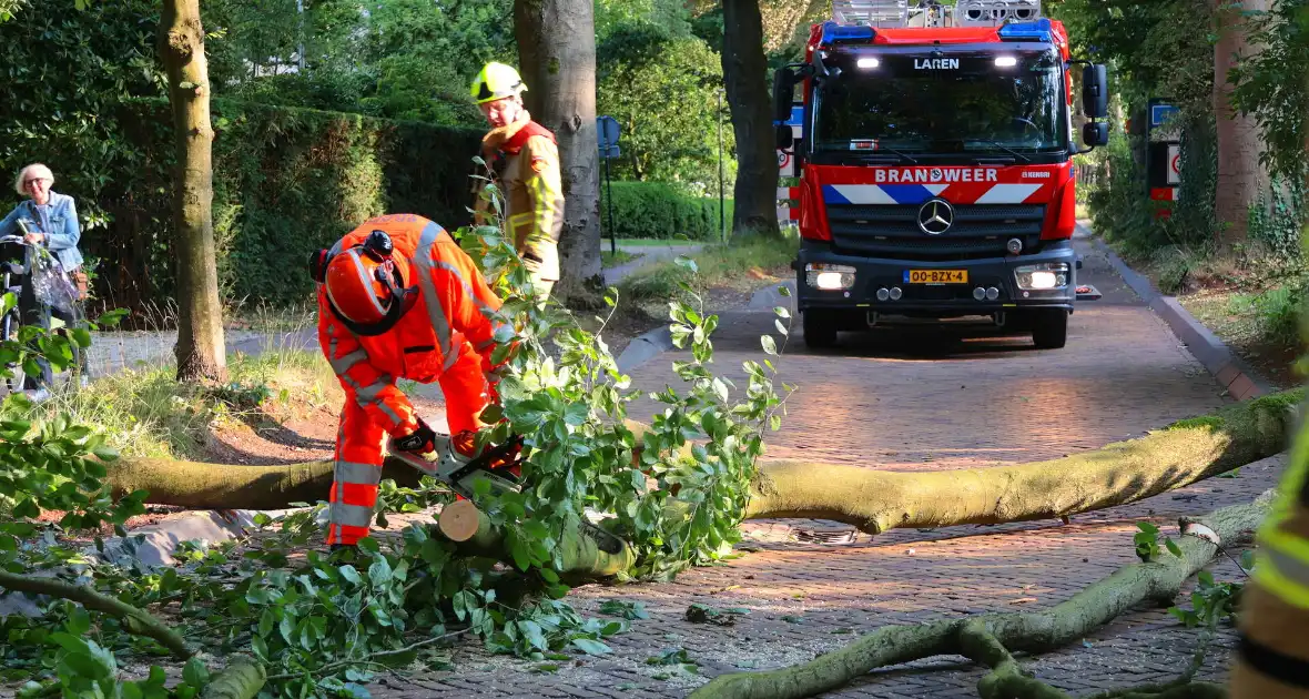 Tak breekt af en blokkeert weg - Foto 12