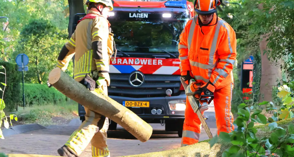 Tak breekt af en blokkeert weg - Foto 13