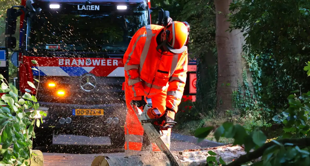 Tak breekt af en blokkeert weg - Foto 15