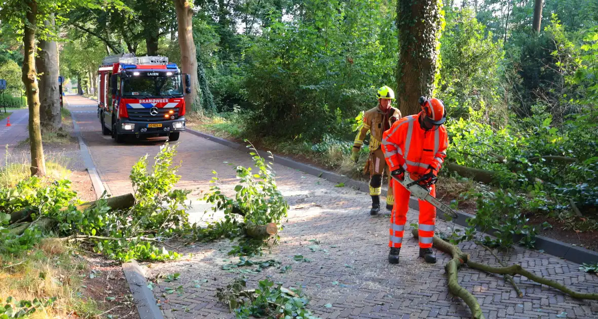 Tak breekt af en blokkeert weg - Foto 16
