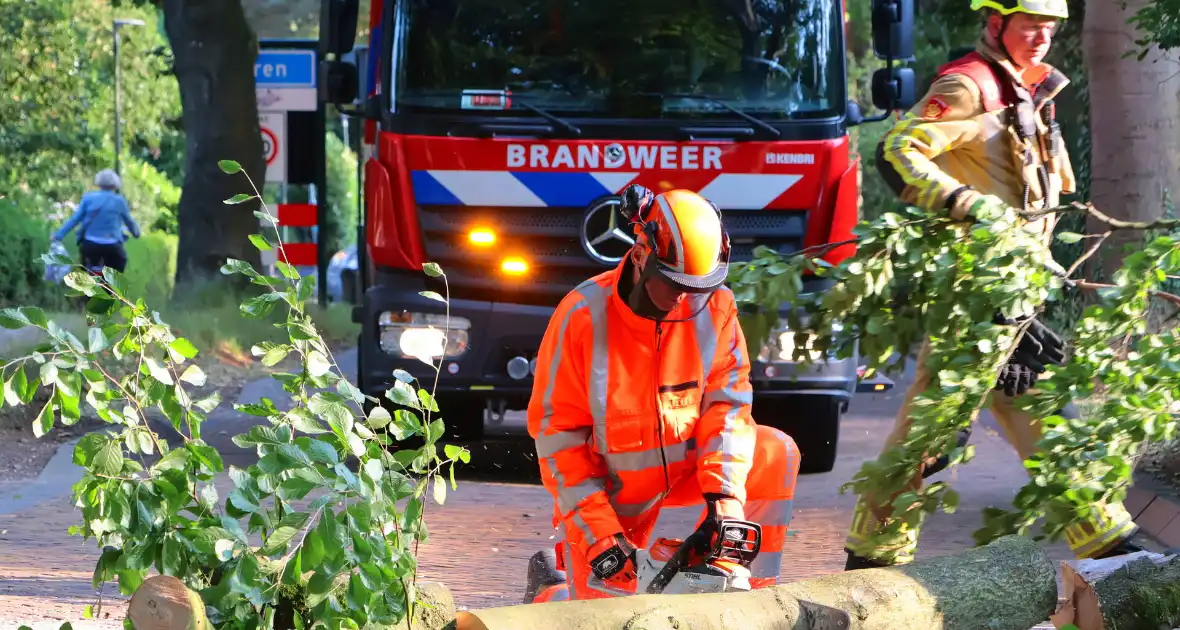 Tak breekt af en blokkeert weg - Foto 2
