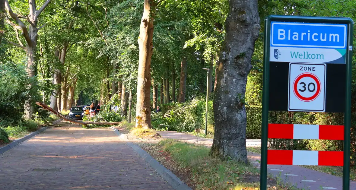 Tak breekt af en blokkeert weg - Foto 4