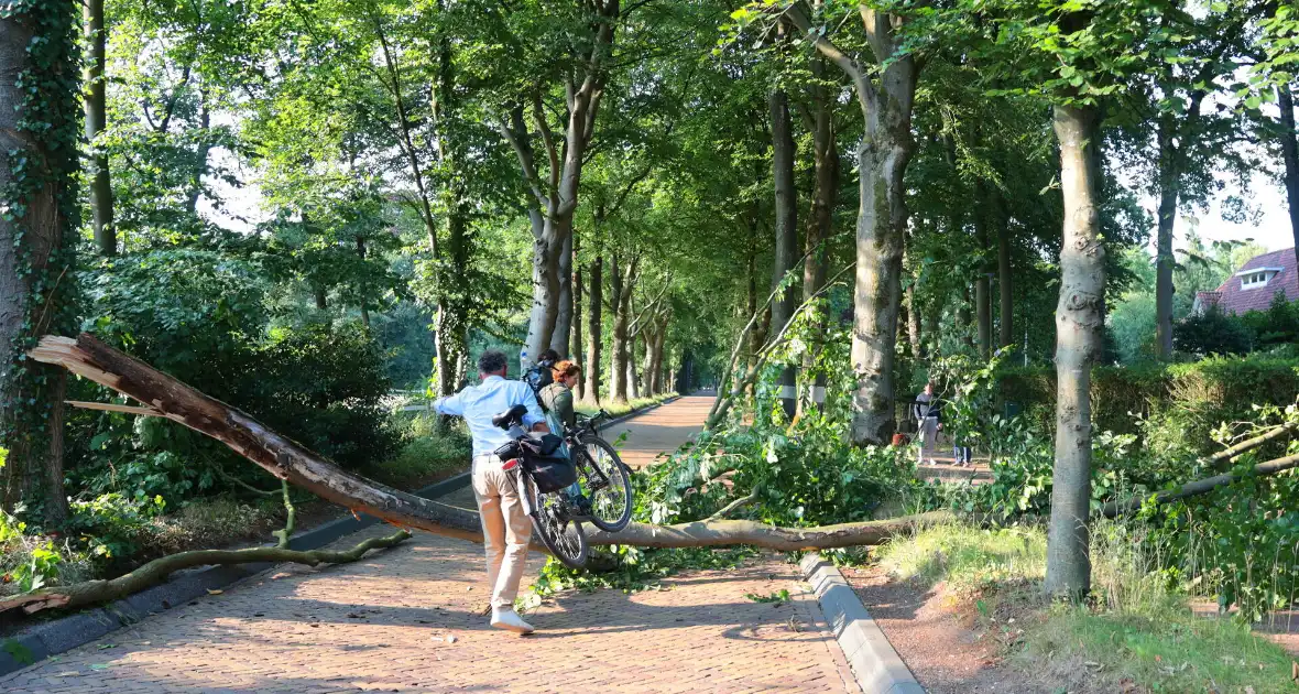 Tak breekt af en blokkeert weg - Foto 5