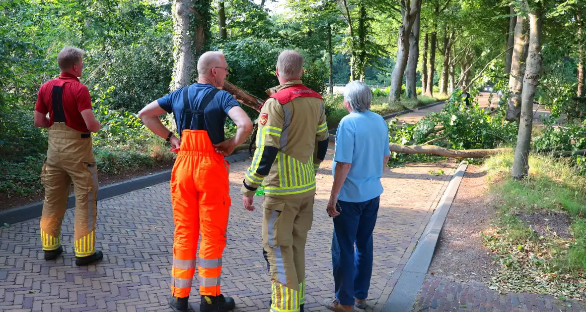 Tak breekt af en blokkeert weg - Foto 6