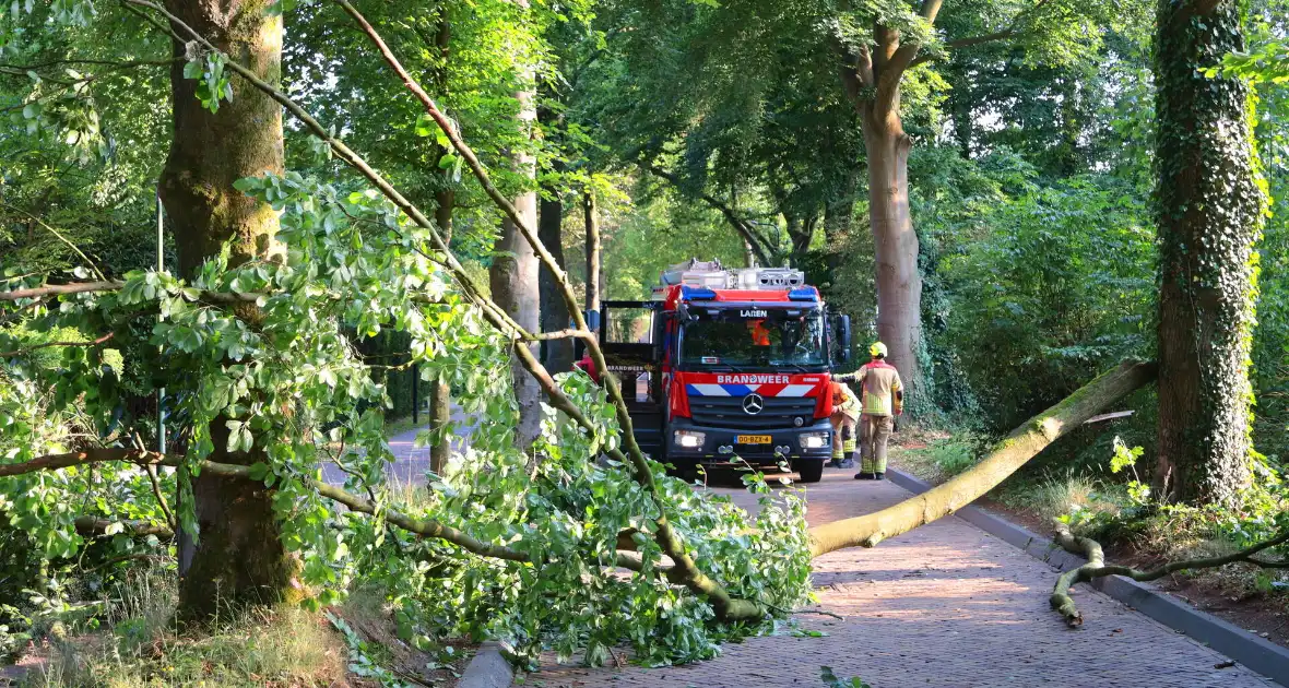 Tak breekt af en blokkeert weg - Foto 8