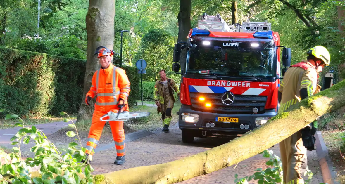 Tak breekt af en blokkeert weg - Foto 9