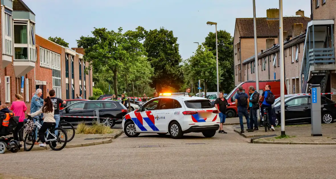 Explosie verwoest voordeur woning en zorgt voor brand