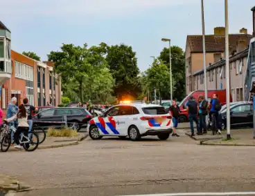 Explosie verwoest voordeur woning en zorgt voor brand