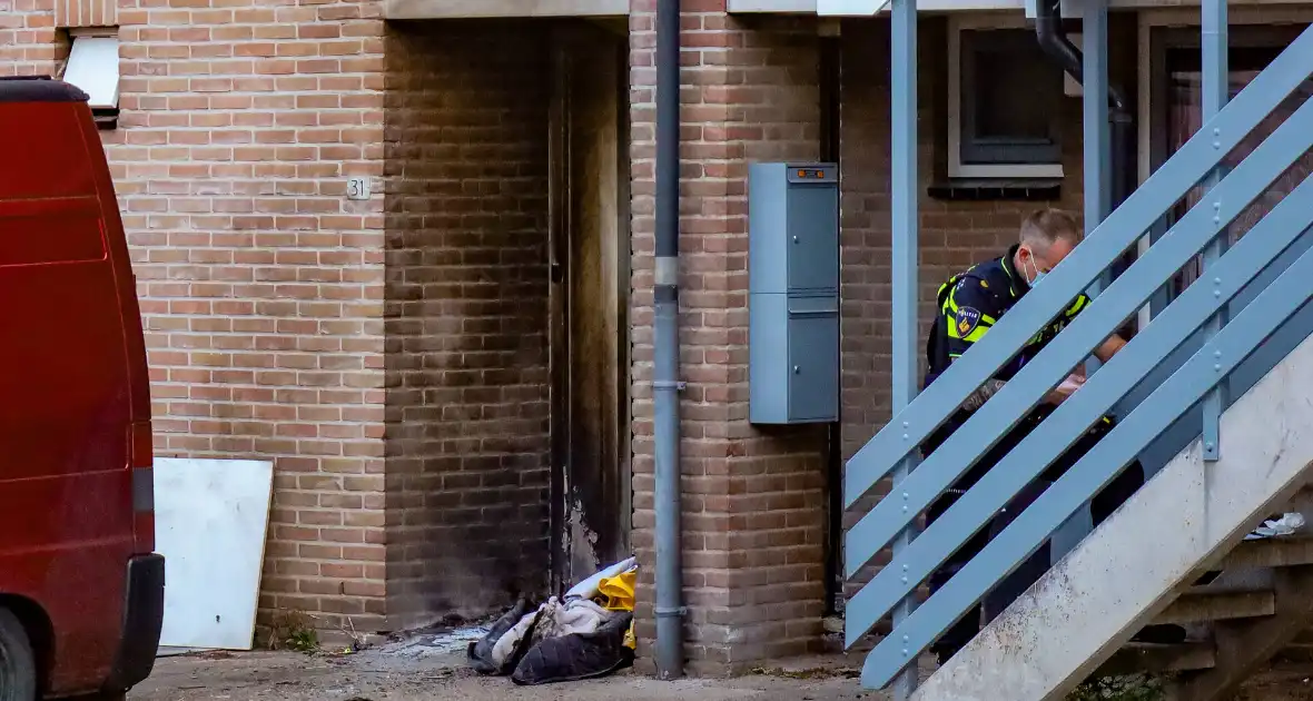 Explosie verwoest voordeur woning en zorgt voor brand - Foto 1