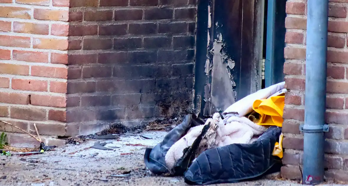 Explosie verwoest voordeur woning en zorgt voor brand - Foto 2