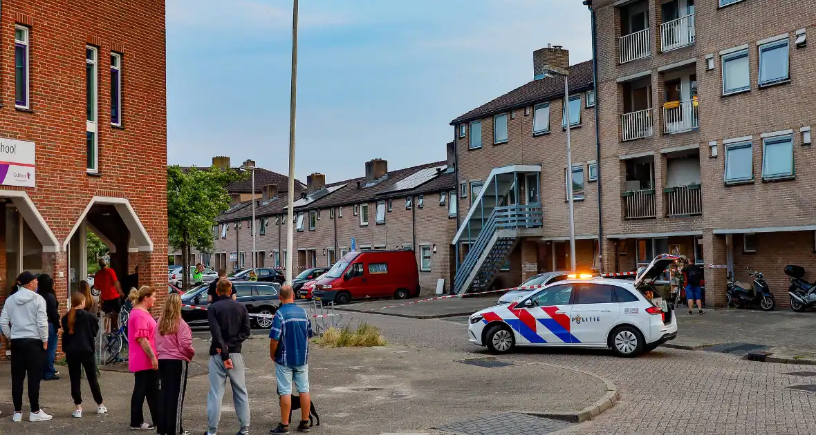 Explosie verwoest voordeur woning en zorgt voor brand - Foto 3