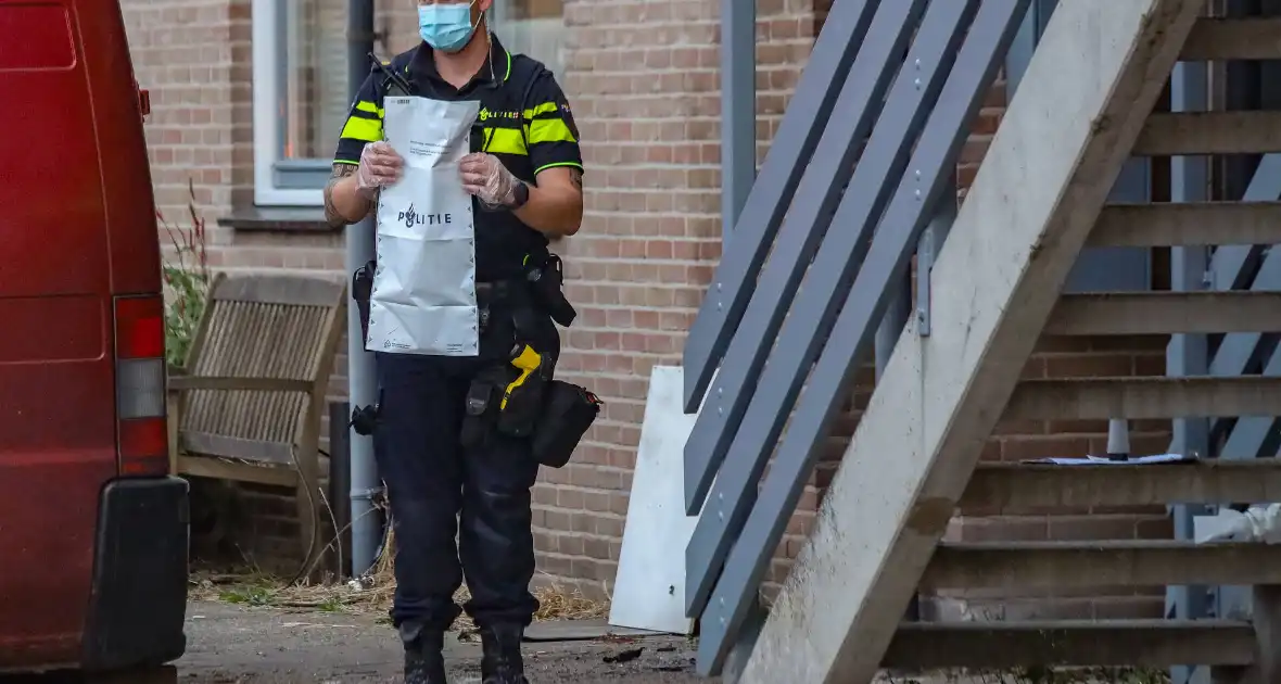 Explosie verwoest voordeur woning en zorgt voor brand - Foto 4