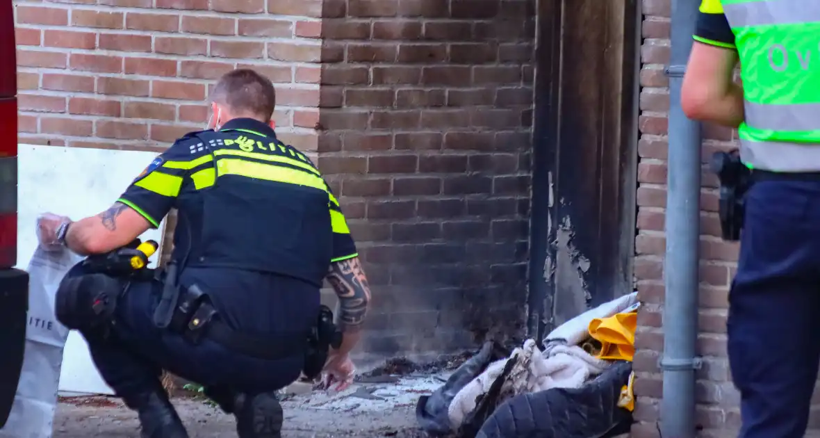 Explosie verwoest voordeur woning en zorgt voor brand - Foto 5