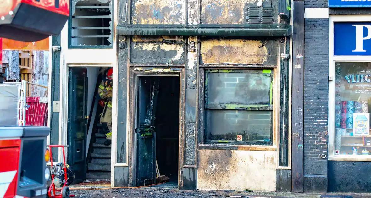 Explosie in koffieshop leidt tot brand - Foto 6
