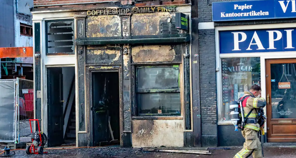 Explosie in koffieshop leidt tot brand - Foto 7