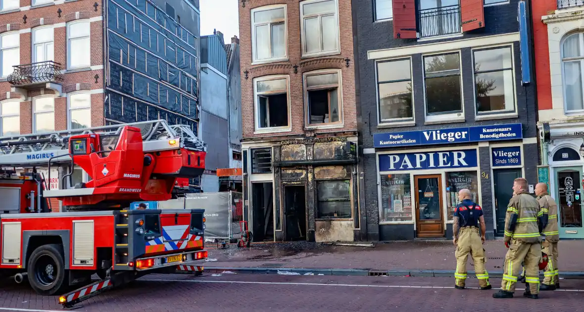 Explosie in koffieshop leidt tot brand - Foto 8