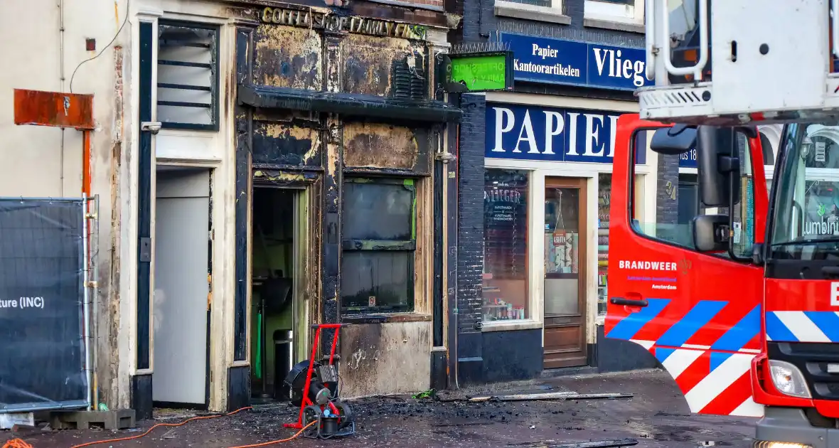 Explosie in koffieshop leidt tot brand - Foto 9
