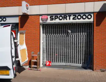 Ramkraak op sportwinkel met aanzienlijke schade