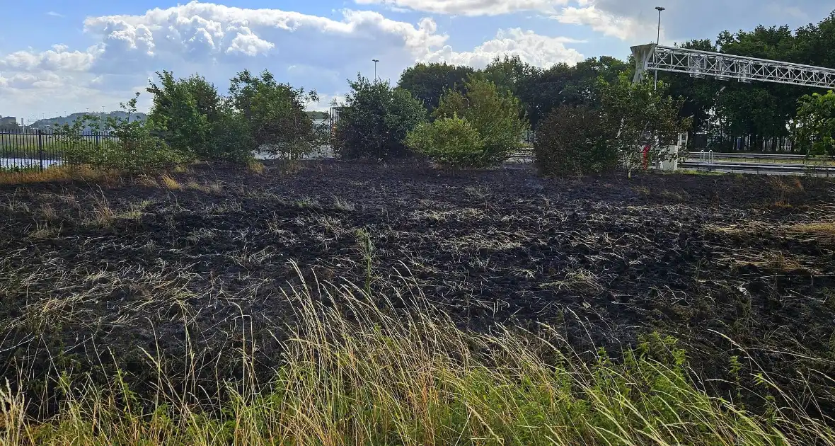 Bermbrand veroorzaakt verkeershinder - Foto 2