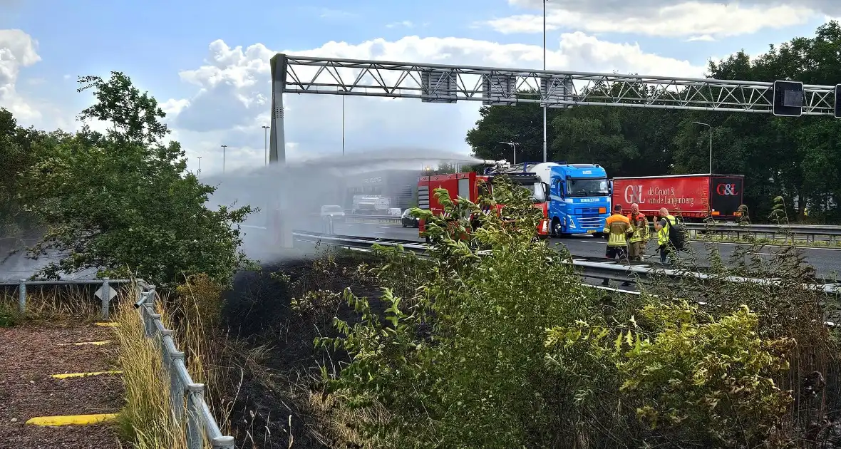 Bermbrand veroorzaakt verkeershinder - Foto 7