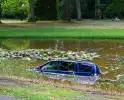 Personenauto belandt in vijver