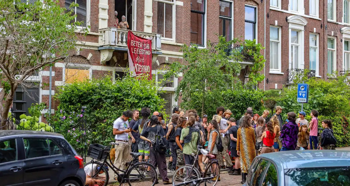 Eigenaar en politie bij kraakactie