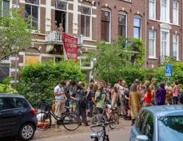 Eigenaar en politie bij kraakactie