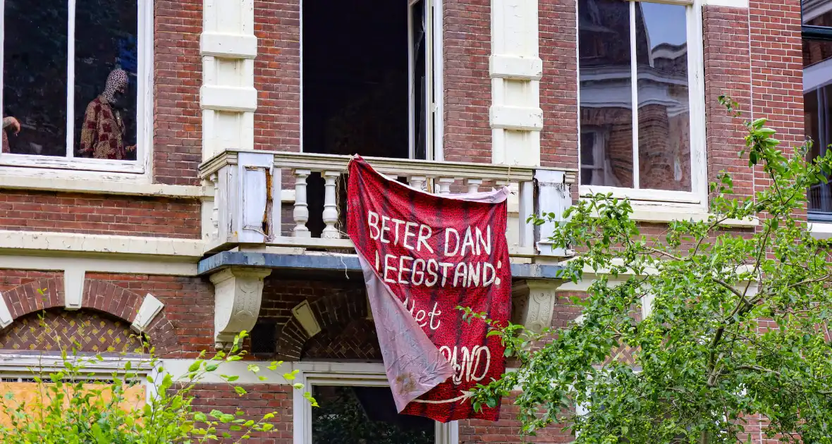 Eigenaar en politie bij kraakactie - Foto 1