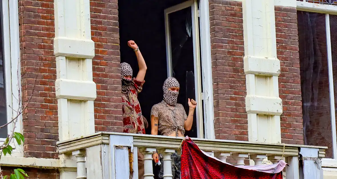 Eigenaar en politie bij kraakactie - Foto 3