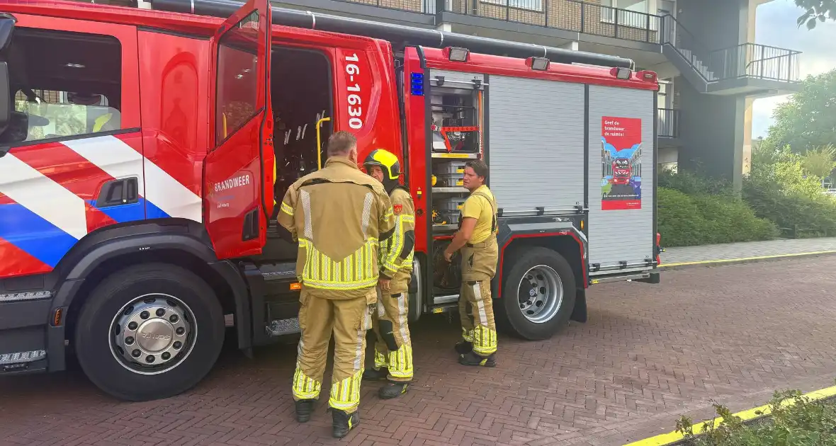 Brandweer ventileert schuren na melding - Foto 1