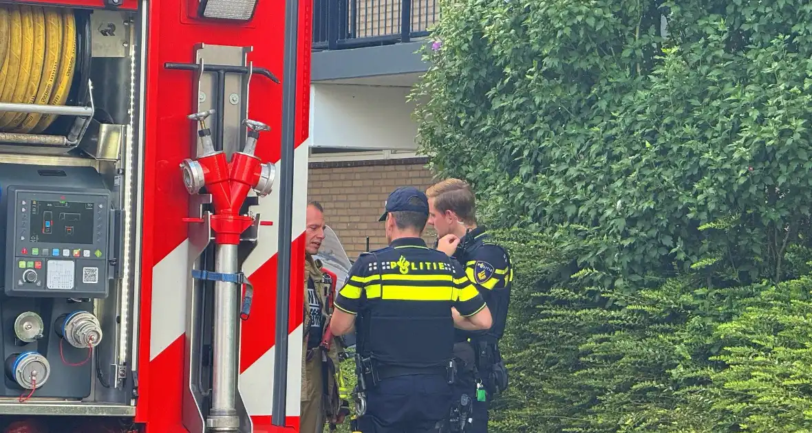 Brandweer ventileert schuren na melding - Foto 6