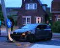 Auto fiks beschadigd na botsing op lantaarnpaal