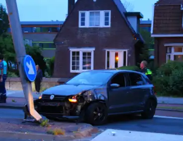 Auto fiks beschadigd na botsing op lantaarnpaal