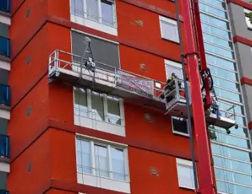 Voeger vast in gevel lift op zeven hoog