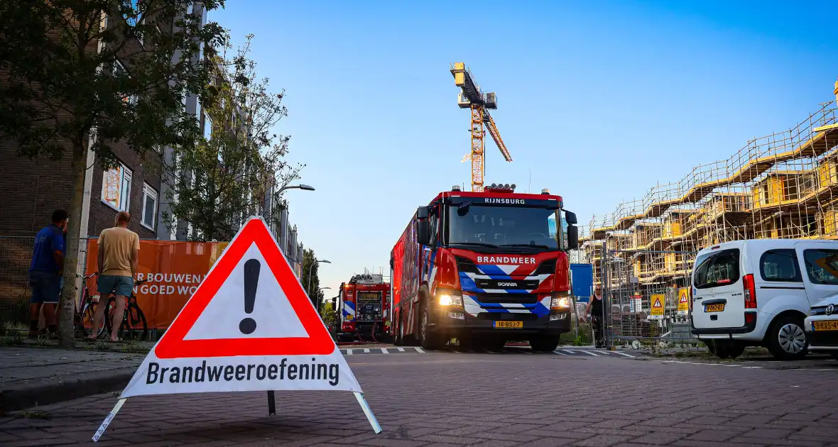 Brandweer oefent woningbrand scenario in slooppand