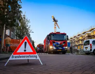 Brandweer oefent woningbrand scenario in slooppand