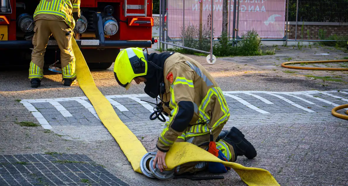 Brandweer oefent woningbrand scenario in slooppand - Foto 10