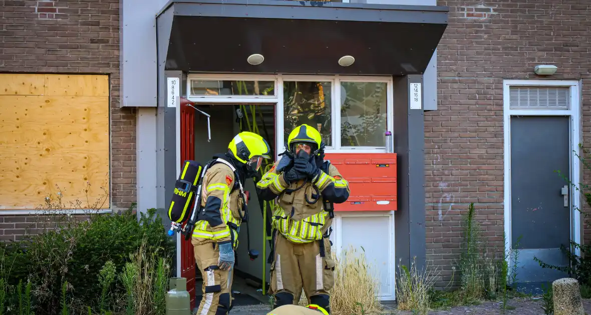 Brandweer oefent woningbrand scenario in slooppand - Foto 11