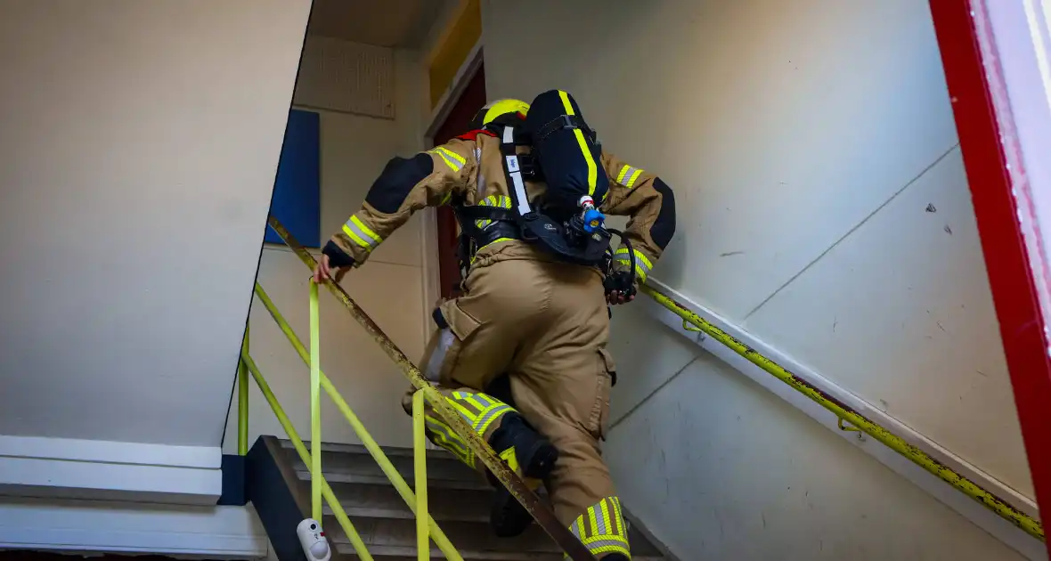 Brandweer oefent woningbrand scenario in slooppand - Foto 12