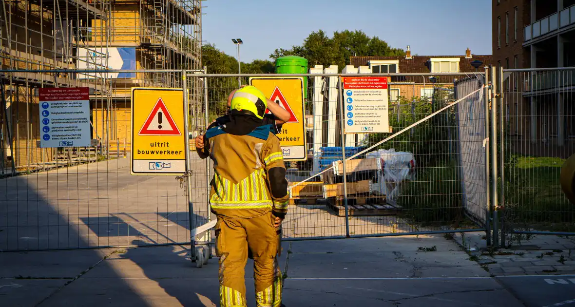 Brandweer oefent woningbrand scenario in slooppand - Foto 13