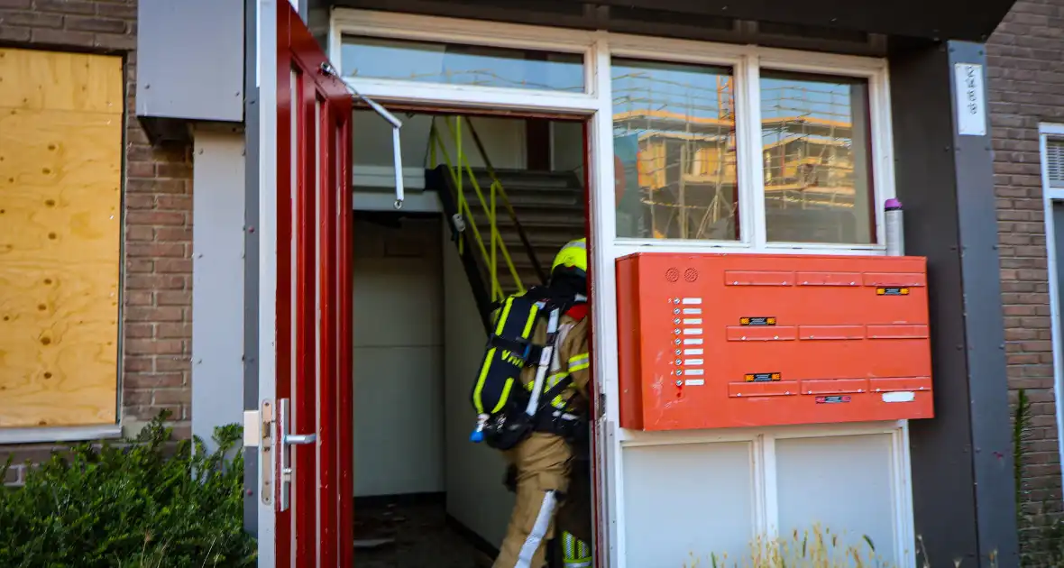 Brandweer oefent woningbrand scenario in slooppand - Foto 14