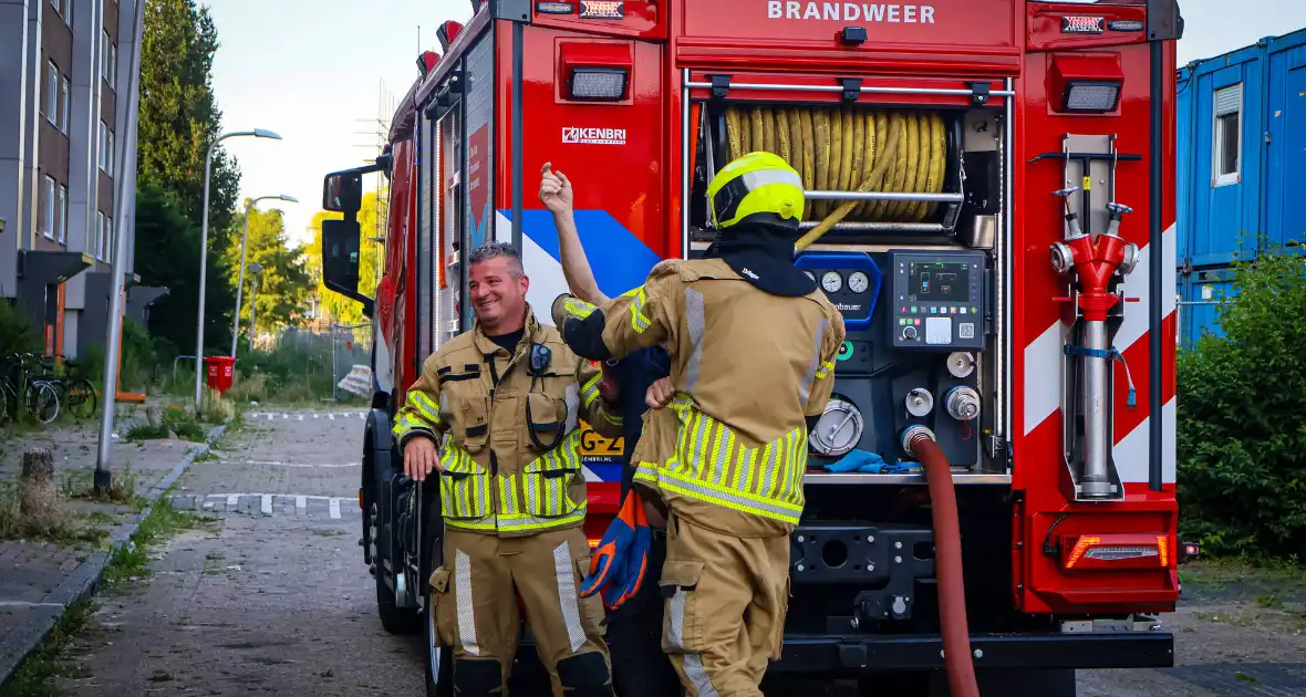 Brandweer oefent woningbrand scenario in slooppand - Foto 15