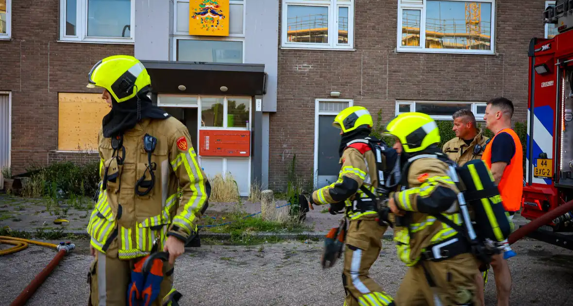 Brandweer oefent woningbrand scenario in slooppand - Foto 17